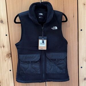 The North Face Black Fleece Vest with Pockets women’s small nwt